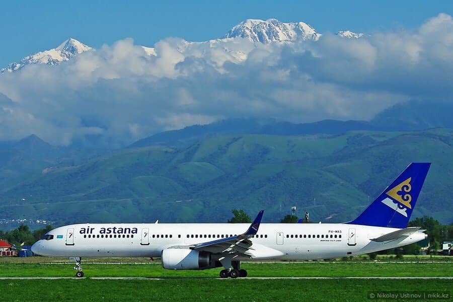 Air Astana Boeing 757 на фоне гор в аэропорту Алматы