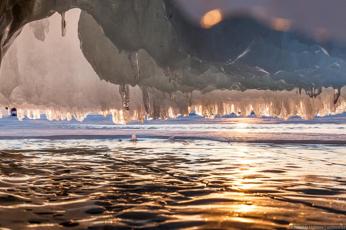 Закат на льду Байкала, причудливые формы
