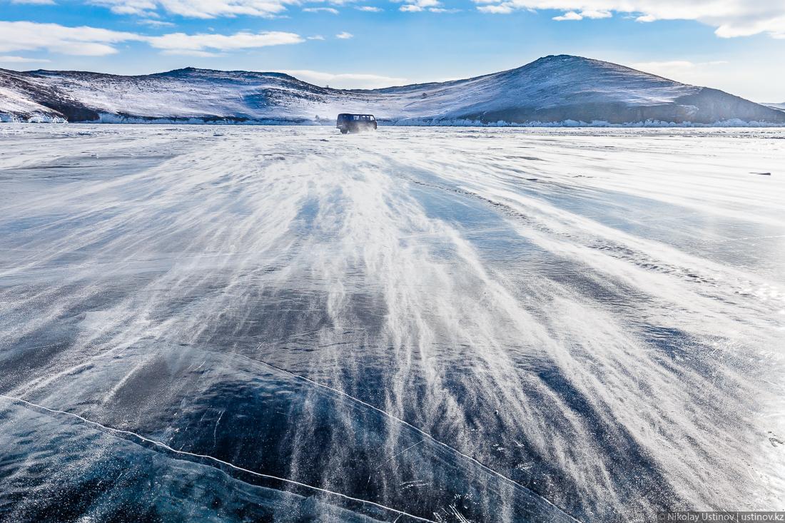 Метель на льду Байкала
