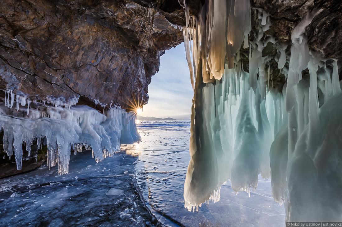 Закат из ледяной пещеры на Байкале Ольхон