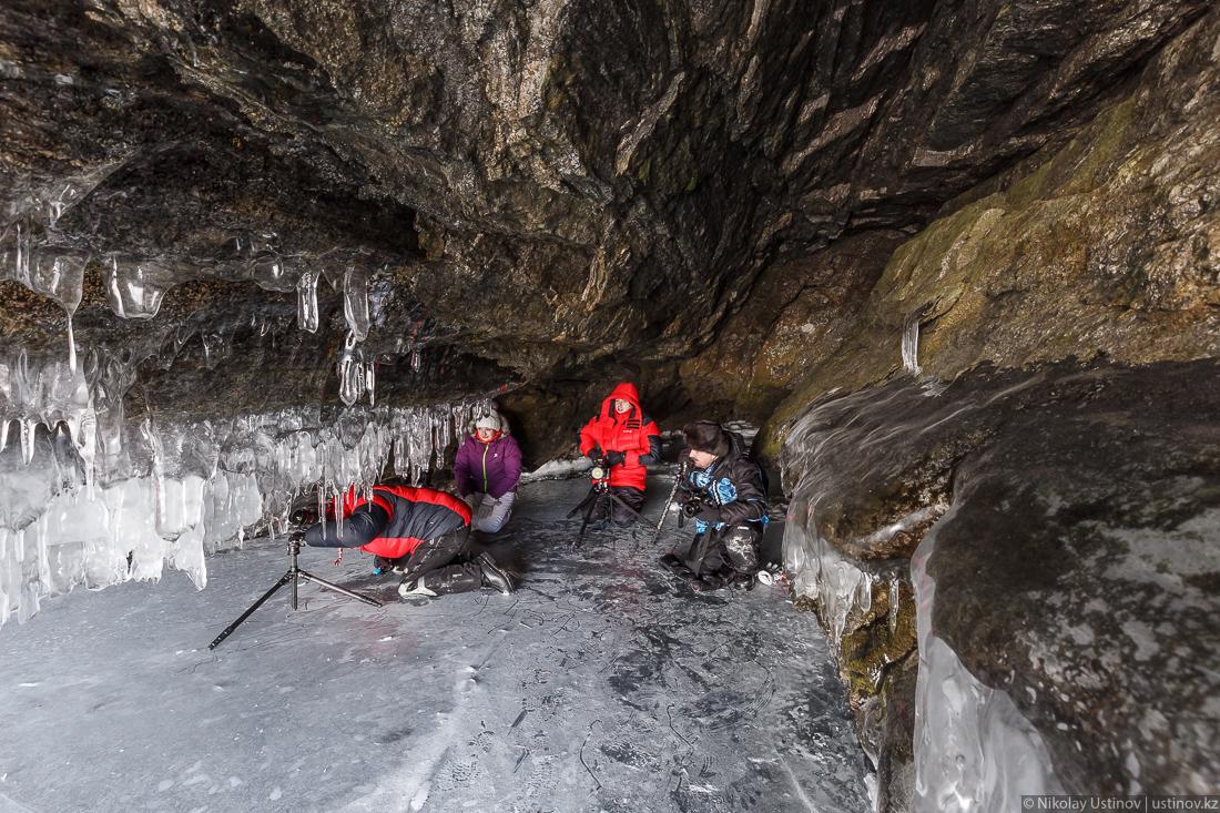 Люди в пещере Байкал зима