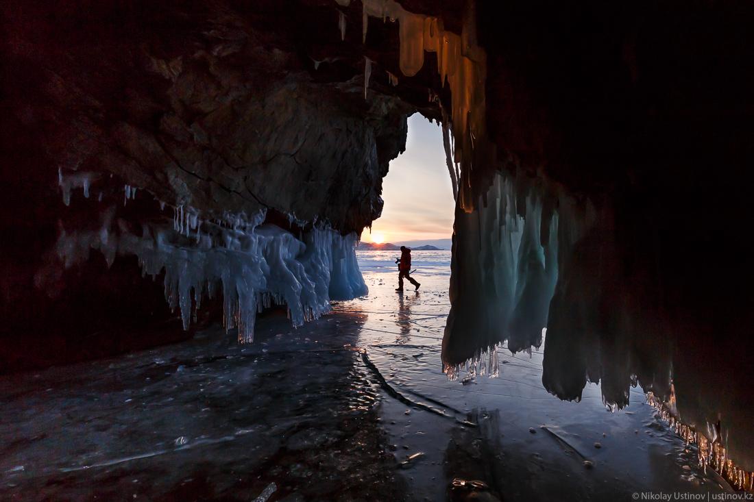 Байкал фото человека на льду у пещеры