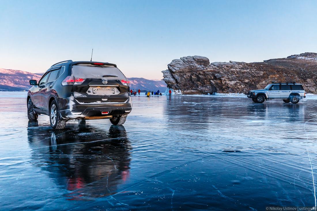 Красивое фото автомобиля Nissan X-Trail на льду Байкала