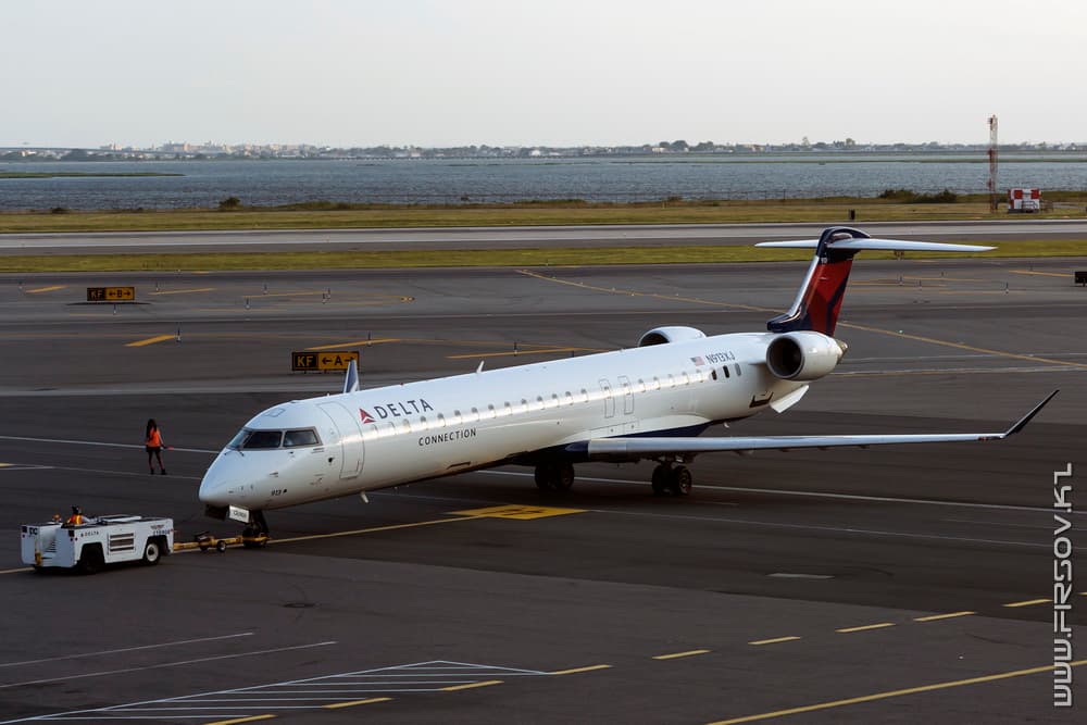 CRJ-900_N913XJ_Delta_Connection_1_JFK_resize (2).jpg CRJ-900_N913XJ_Delta_Connection_1_JFK_resize (2).jpg