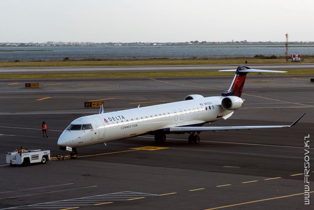 CRJ-900_N913XJ_Delta_Connection_1_JFK_resize (2).jpg