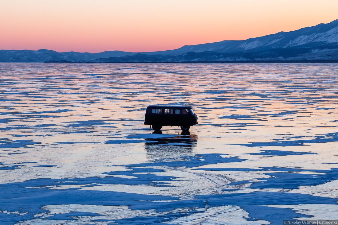 Автомобиль УАЗ Буханка едет по льду Байкала