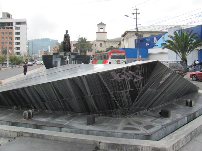 странный памятник странный памятник