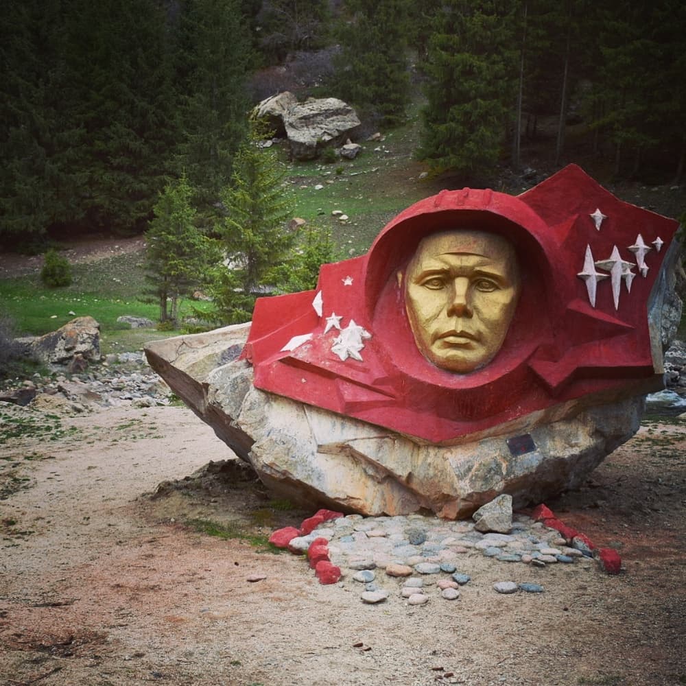 Камень Гагарина, ущелье Барскоон Камень Гагарина, ущелье Барскоон