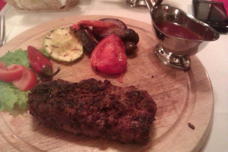 Стейк из конины с овощами Стейк из конины с овощами