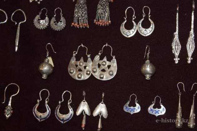 «Традиционная жизнь в степи»: 8 фактов о серьгах, о которых вы еще не знали «Традиционная жизнь в степи»: 8 фактов о серьгах, о которых вы еще не знали