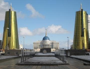Правительство Казахстана путают с общественной уборной. Правительство Казахстана путают с общественной уборной.