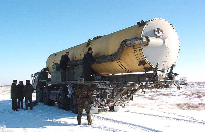 Транспортная машина 5Т93 (вариант 1) с ТПК, устанавливается система подогрева ракеты. Сары-Шаган, 30 октября 2007 г. (фото Роман Белозерский - BelShooter, http://picasaweb.google.com) Транспортная машина 5Т93 (вариант 1) с ТПК, устанавливается система подогрева ракеты. Сары-Шаган, 30 октября 2007 г. (фото Роман Белозерский - BelShooter, http://picasaweb.google.com)