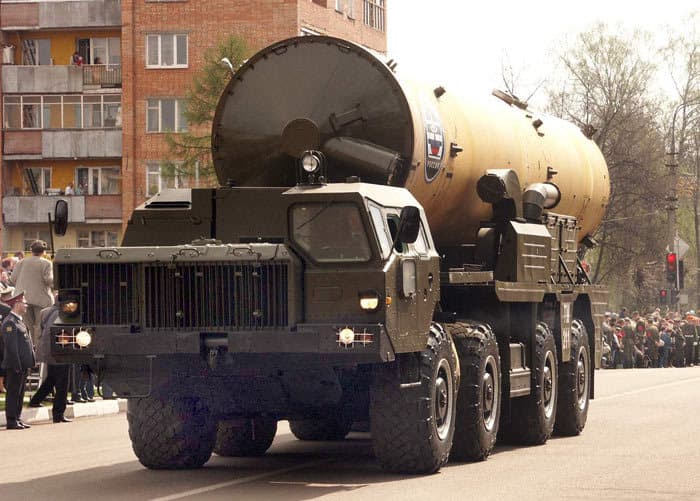 Транспортная машина 5Т93 (вариант 2 - отличается от варианта 1 отсеком с оборудованием справа от кабины за двигателем) с ТПК с ракетой 53Т6, г.Пушкино, Подмосковье, 08 мая 2005 (http://forums.airbase.ru Транспортная машина 5Т93 (вариант 2 - отличается от варианта 1 отсеком с оборудованием справа от кабины за двигателем) с ТПК с ракетой 53Т6, г.Пушкино, Подмосковье, 08 мая 2005 (http://forums.airbase.ru