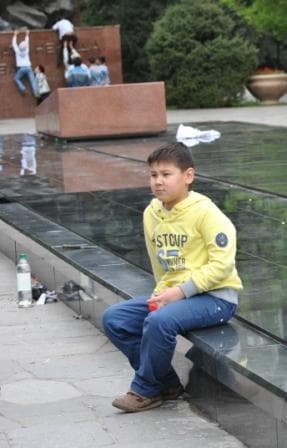 вот почему буквы с памятника отлетают