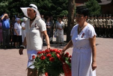Цветы от родственников генерала Панфилова