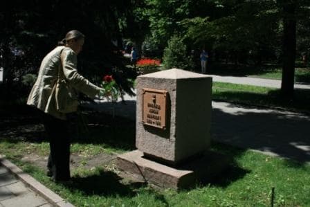 Представитель Россотрудничества Переверзева И.В. возлагает цветы к именным знакам 28 гв.панфиловцам