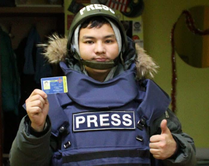 Нурали Айтеленов получил аккредитацию, бронежилет и кевларовый шлем для работы в зоне боевых действий. Киев, 2016г. Нурали Айтеленов получил аккредитацию, бронежилет и кевларовый шлем для работы в зоне боевых действий. Киев, 2016г.
